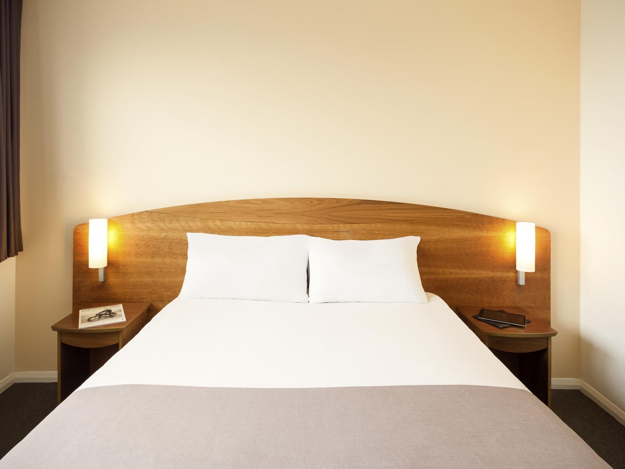 Habitación, 1 cama doble | Caja fuerte, escritorio, tabla de planchar con plancha y cunas gratuitas