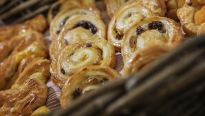 Una variedad de pasteles, incluyendo rollos de canela y otras delicias horneadas.