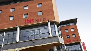 Un hotel con un cartel llamativo que dice 'ibis HOTEL', un cartel que dice 'GALA CASINO' y un cartel que dice 'TOPNOTCH HEALTH CLUB'.