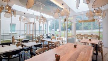 Petit déjeuner buffet (12.90 EUR par personne)