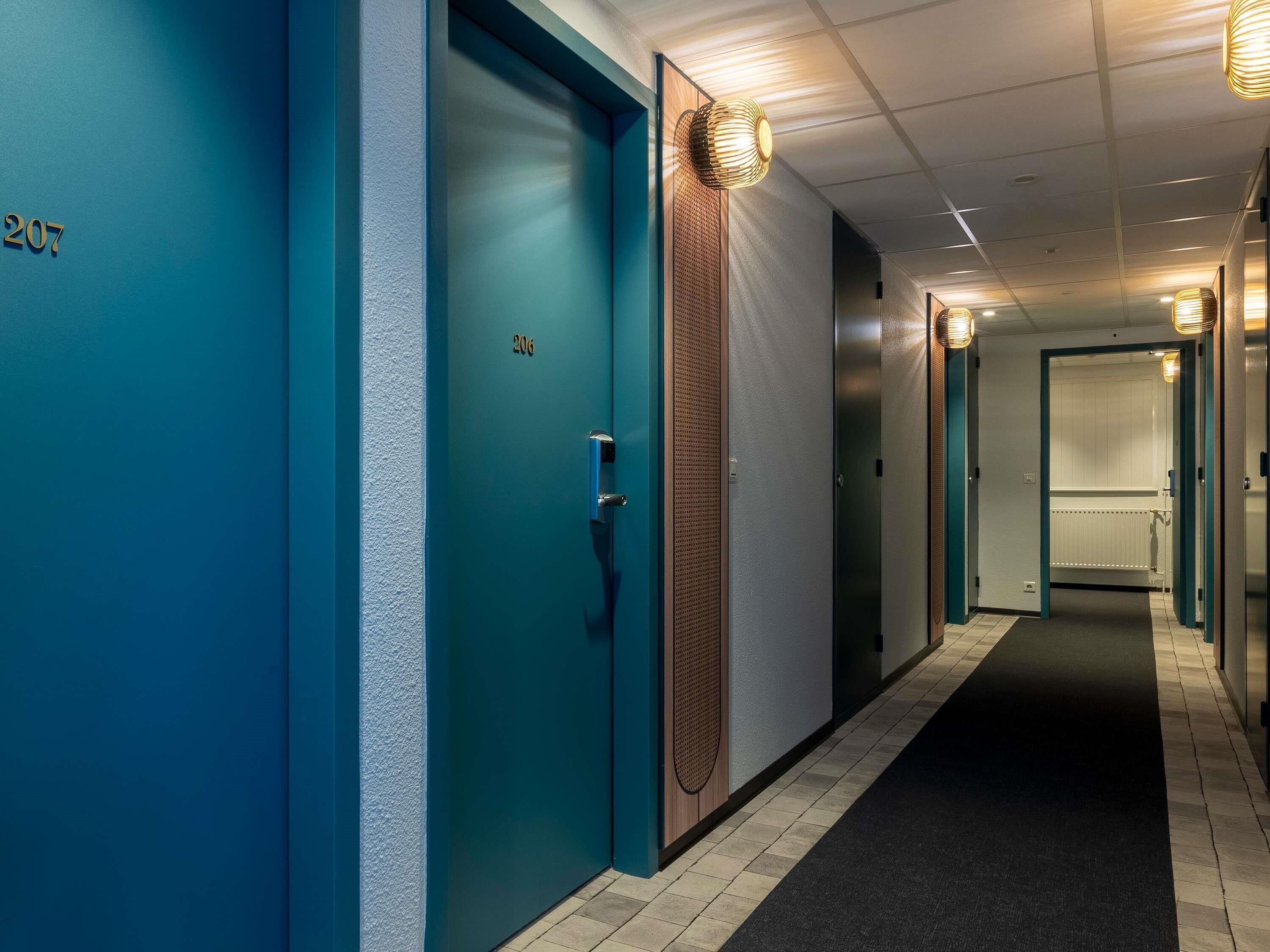 Bureau, rideaux occultants, chambres insonorisées