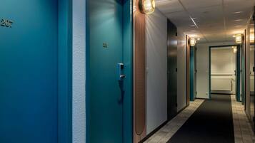 Schreibtisch, Verdunkelungsvorhänge, schallisolierte Zimmer