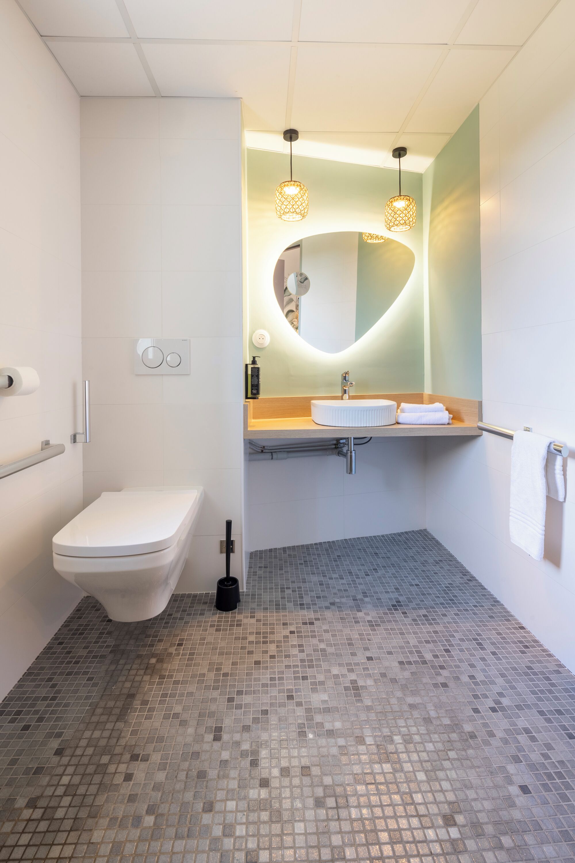 standard double room, 1 double bed | bathroom | shower, eco-friendly toiletries, hair dryer, towels