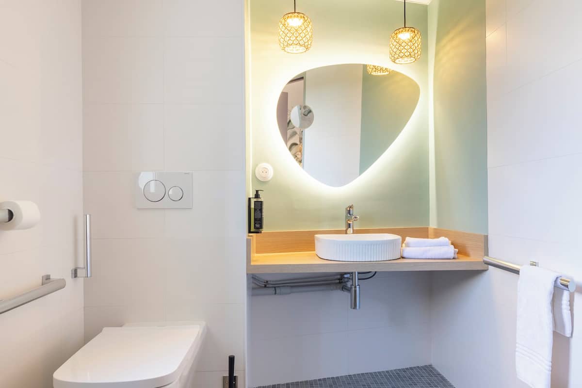 standard double room, 1 double bed | bathroom | shower, eco-friendly toiletries, hair dryer, towels