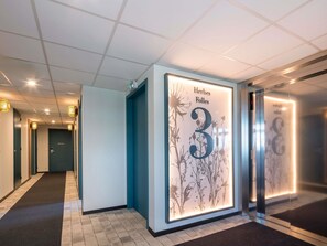 Skrivebord, blendingsgardiner, lydisolert og strykejern/-brett