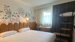 A hotel room with a large bed, a desk, and a bunk bed. - ibis Styles Pontivy Centre Bretagne (Pontivy)