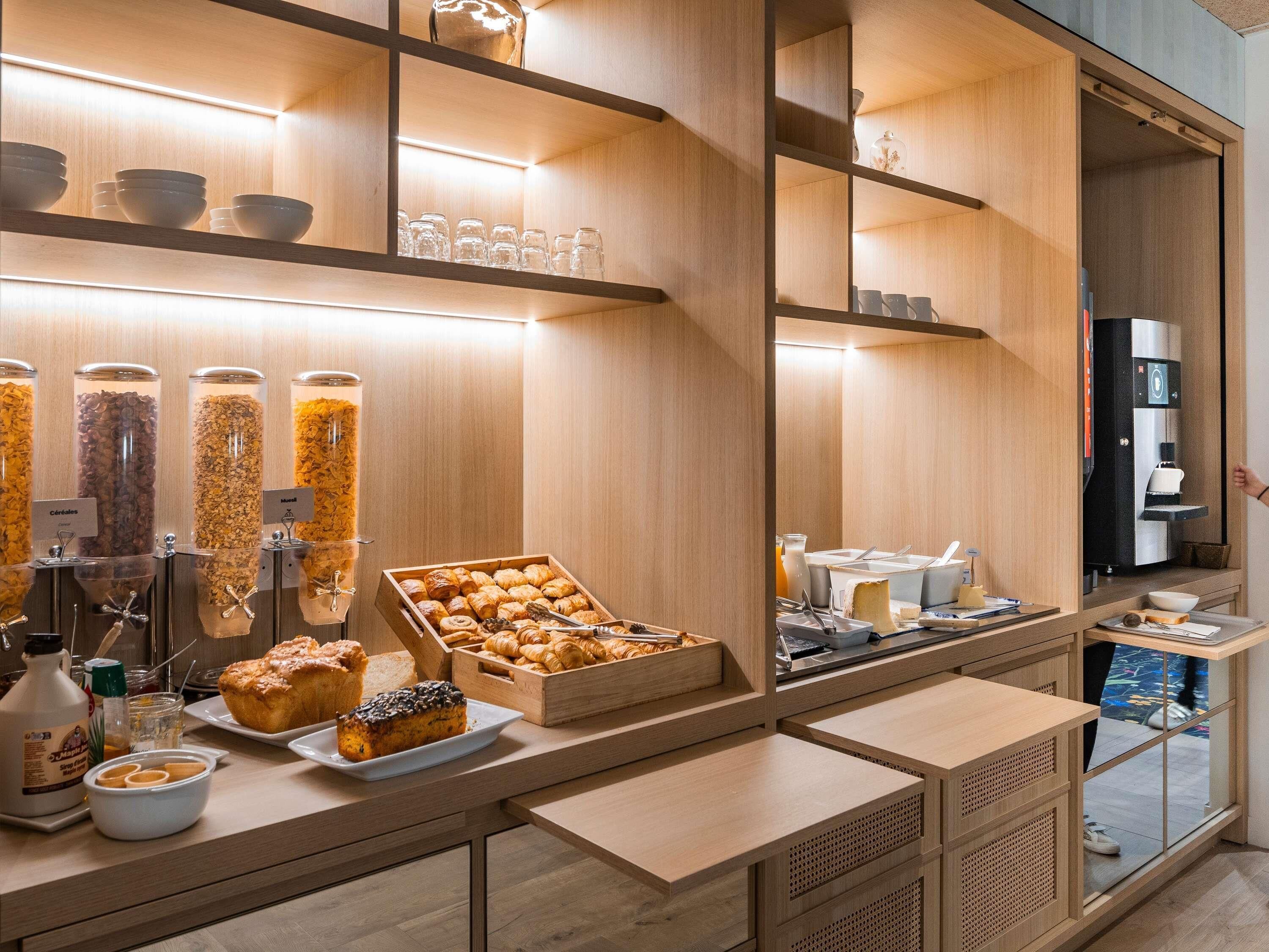 Petit déjeuner buffet (12.90 EUR par personne)