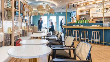 Colazione a buffet, servita tutte le mattine (12.90 EUR a persona)