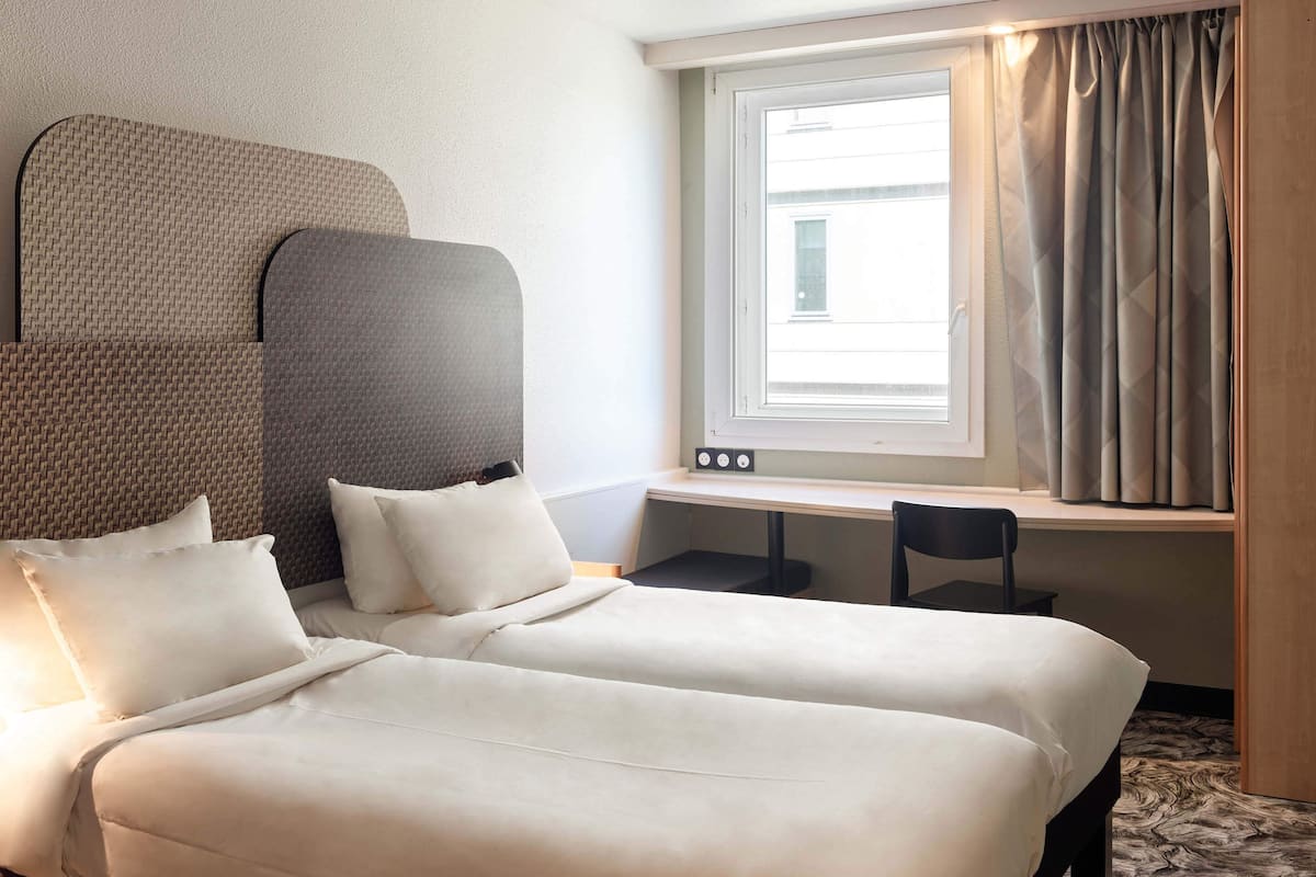 Twin Room, Non Smoking | In-room safe, desk, soundproofing, iron/ironing board
