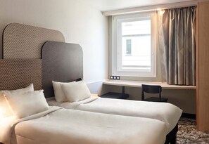 Twin Room, Non Smoking | In-room safe, desk, soundproofing, iron/ironing board