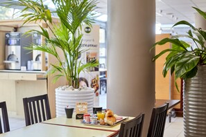 Daily buffet breakfast for a fee - B&B HOTEL Paris Nord 2 CDG Aéroport (Roissy-en-France)