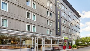 Un bed and breakfast con facciata moderna, ampie finestre e un ingresso ben visibile.