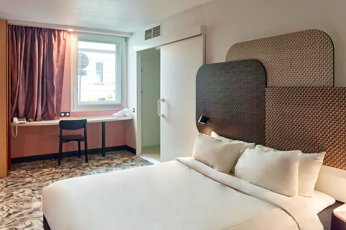 Double Room, Mobility Accessible, Non Smoking | In-room safe, desk, soundproofing, iron/ironing board