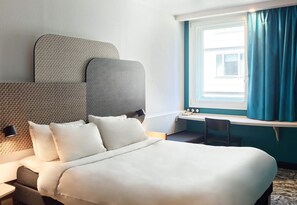 Double Room, Non Smoking | In-room safe, desk, soundproofing, iron/ironing board