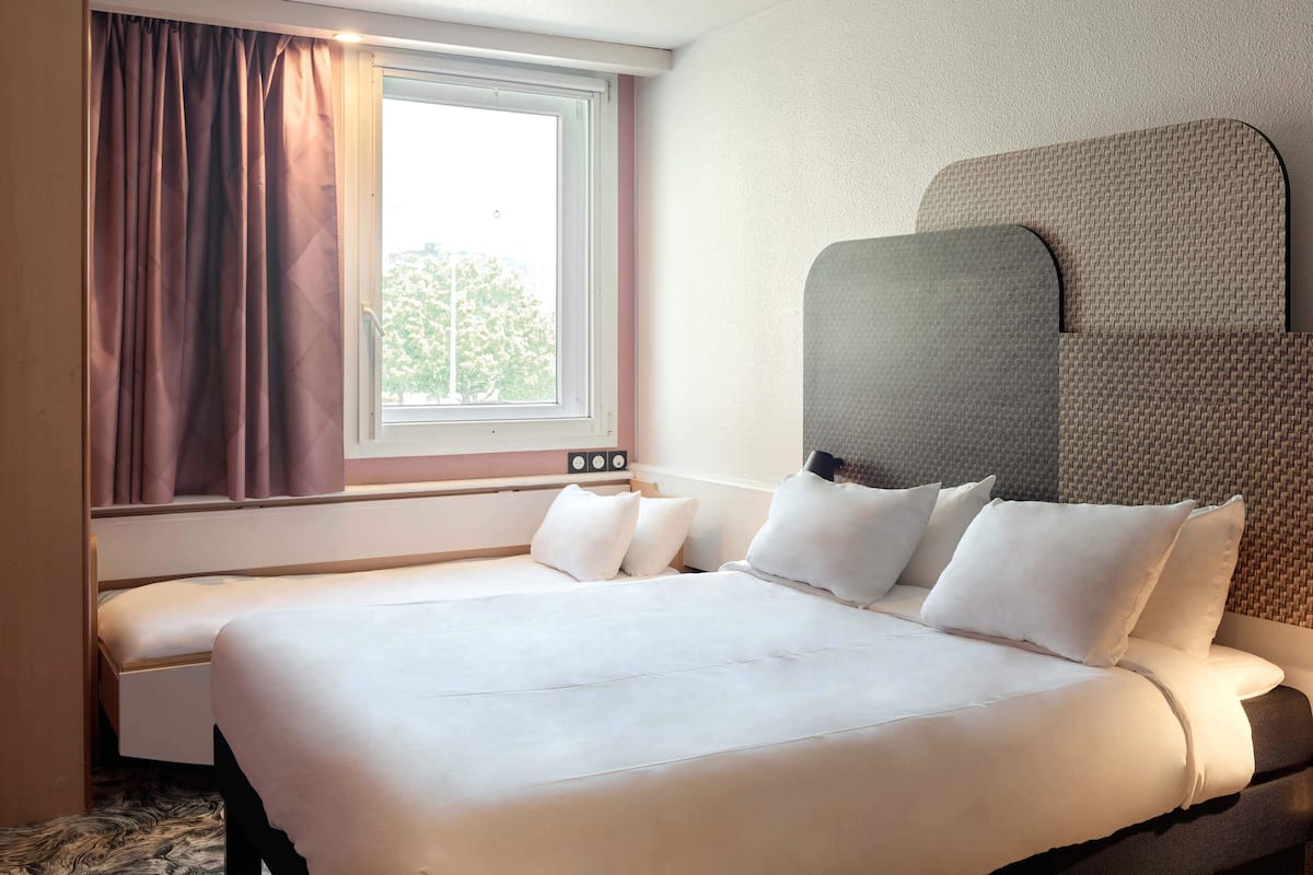 Triple Room, Non Smoking | In-room safe, desk, soundproofing, iron/ironing board