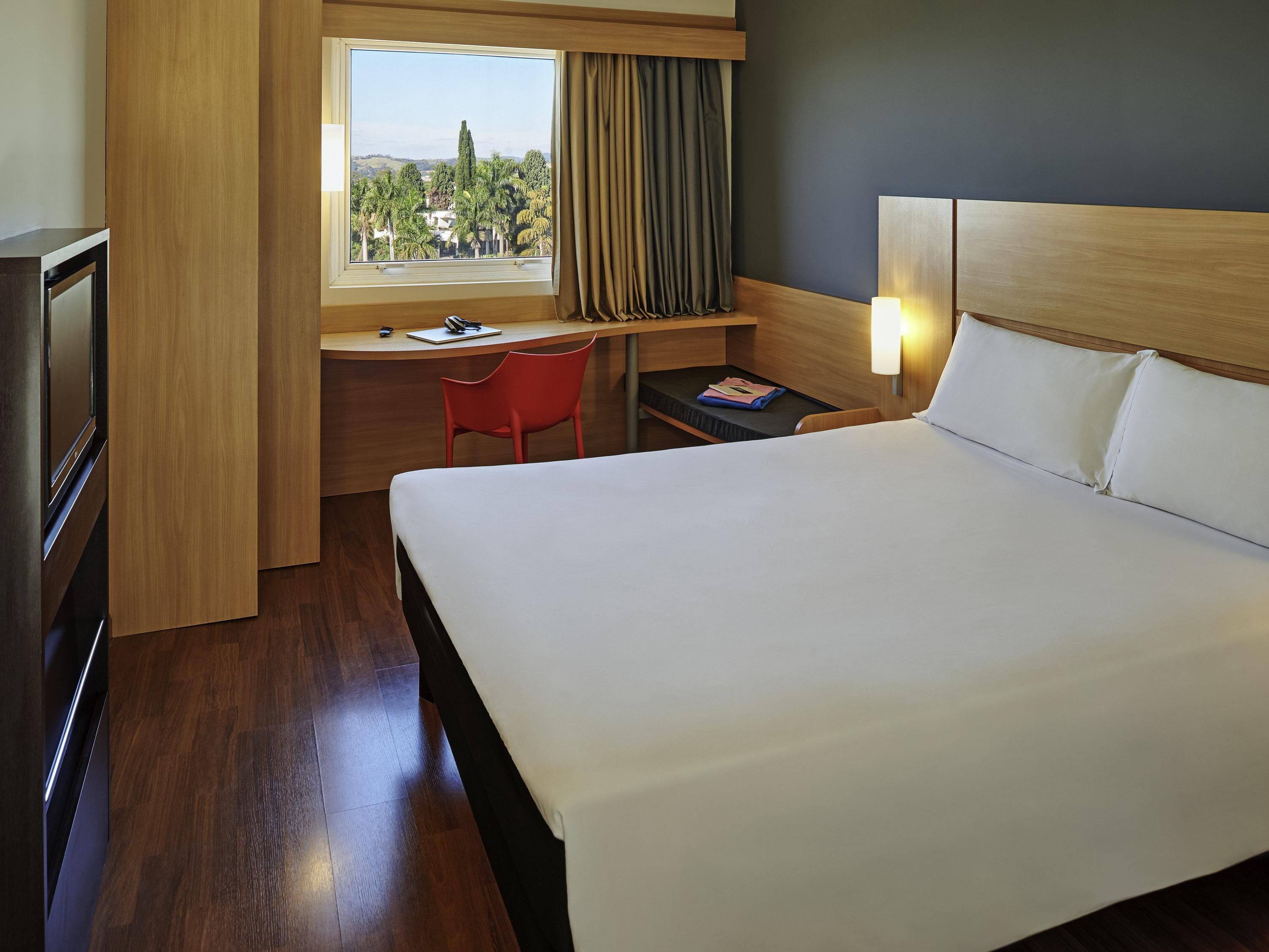 Minibar, coffres-forts dans les chambres, bureau, rideaux occultants