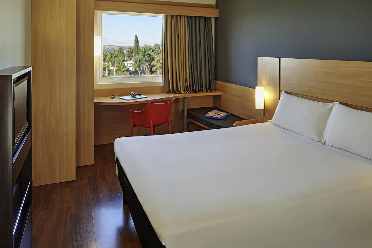 Apartemen Standar, 1 Tempat Tidur Double | Minibar, brankas, meja kerja, dan tirai kedap cahaya