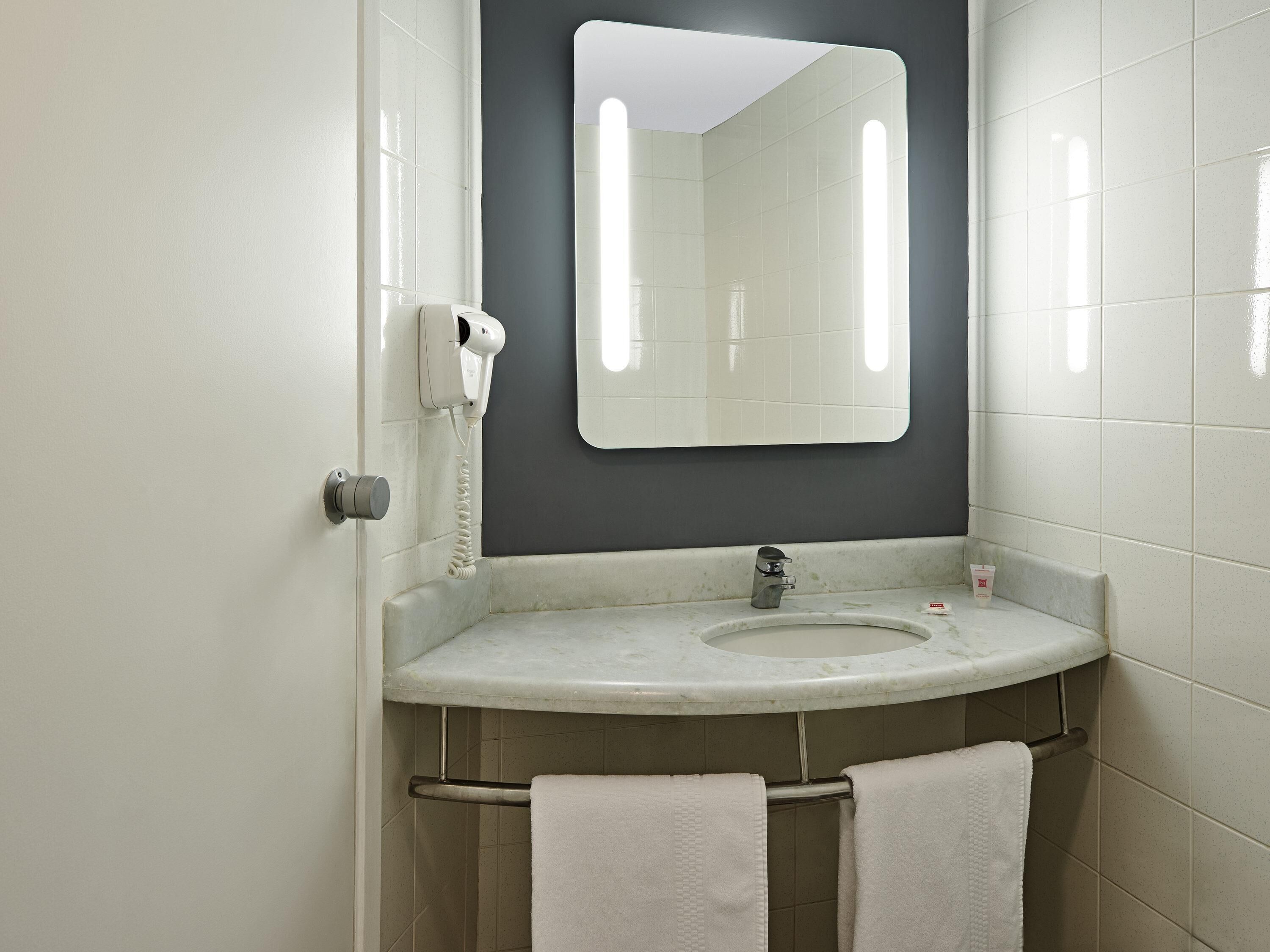 Minibar, safe på rommet, skrivebord og blendingsgardiner