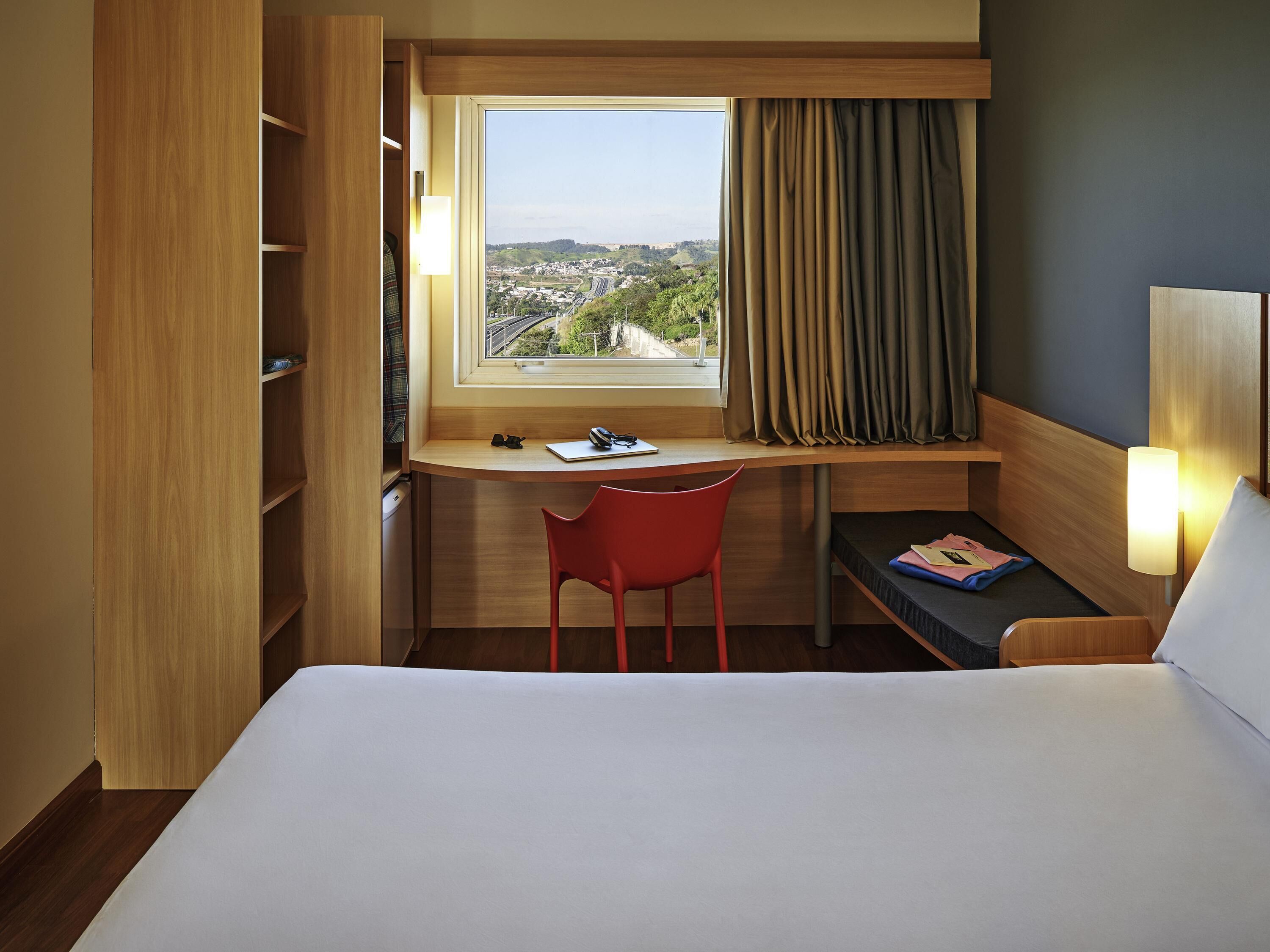 Standaard appartement, 1 tweepersoonsbed | Een minibar, een kluis op de kamer, een bureau, verduisterende gordijnen