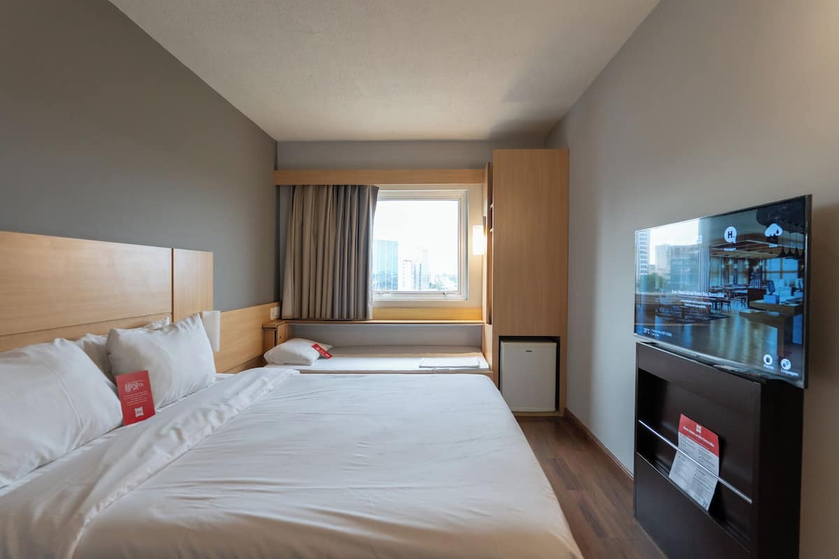 Standard Room, 1 Double Bed | Minibar, in-room safe, desk, blackout curtains