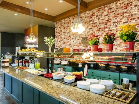 Daily buffet breakfast (BRL 56.00 per person)