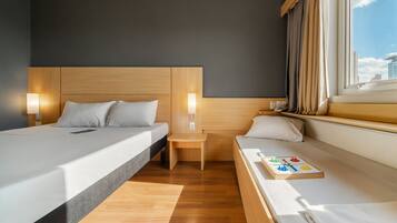 Apartamento standard, várias camas | Frigobar, cofres nos quartos, escrivaninha, cortinas blackout