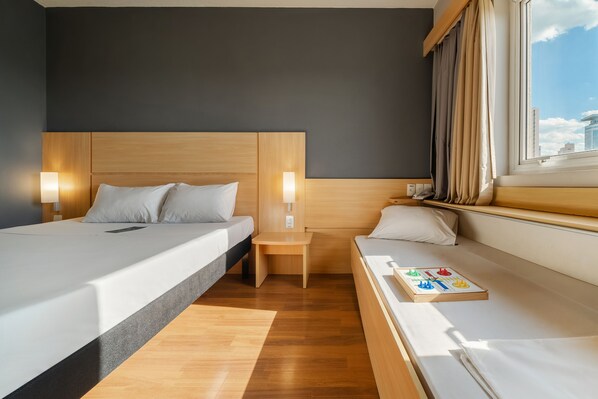 Minibar, caja de seguridad en la habitación y escritorio 