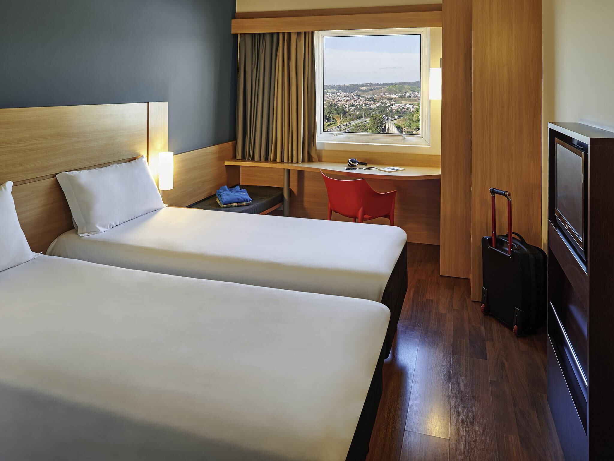 Leilighet – standard, 2 enkeltsenger | Minibar, safe på rommet, skrivebord og blendingsgardiner