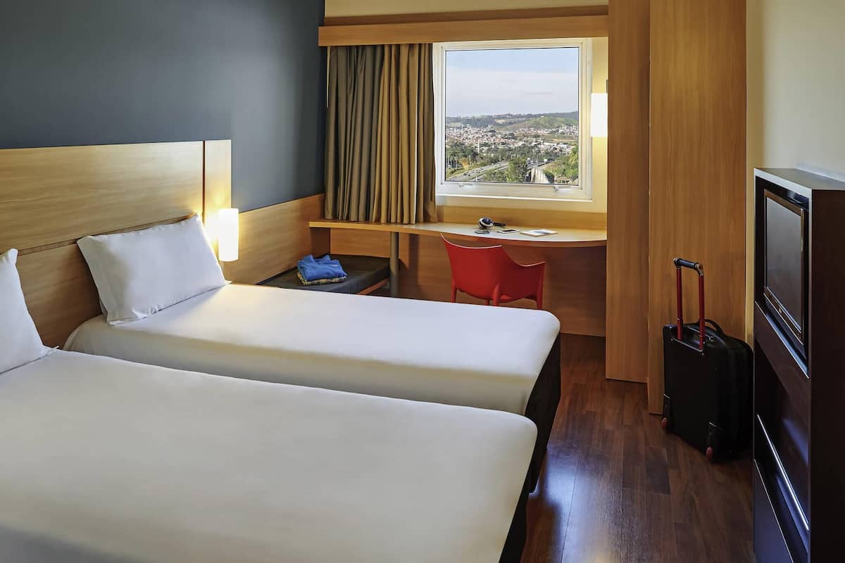 Apartemen Standar, 2 Tempat Tidur Twin | Minibar, brankas, meja kerja, dan tirai kedap cahaya