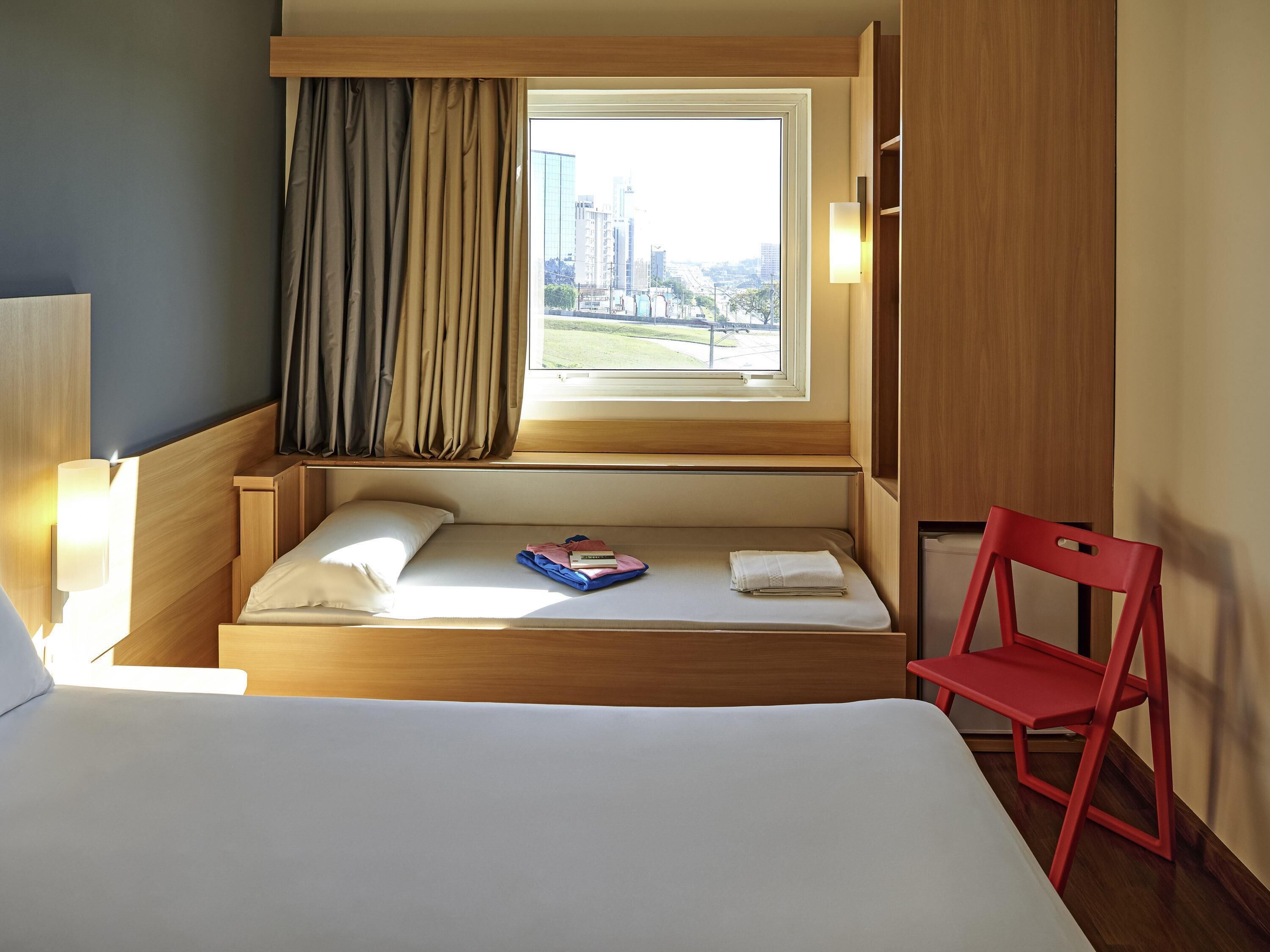 Leilighet – standard, flere senger | Minibar, safe på rommet, skrivebord og blendingsgardiner