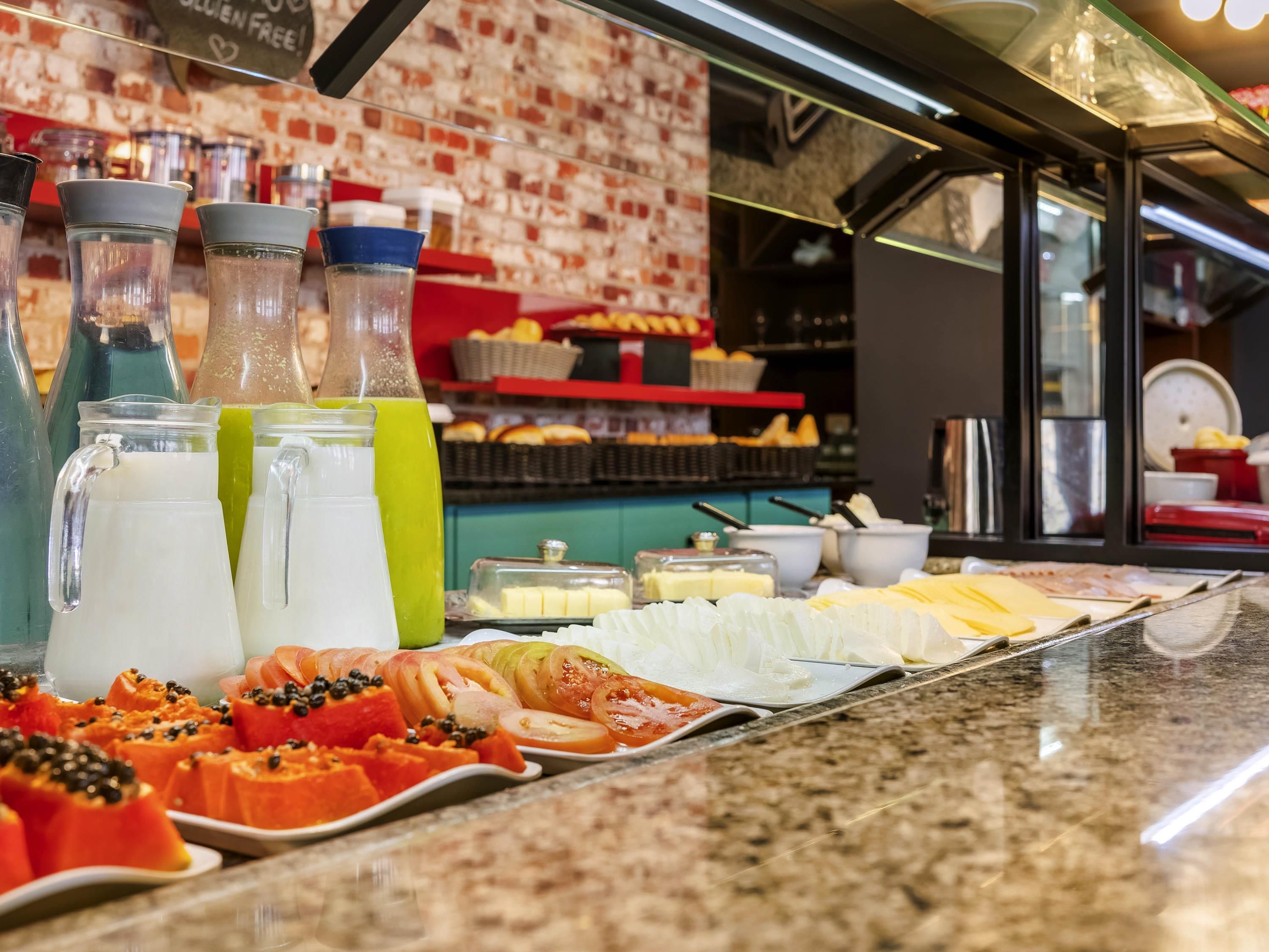 Un bufé de desayuno con diversas opciones de comida y bebidas.