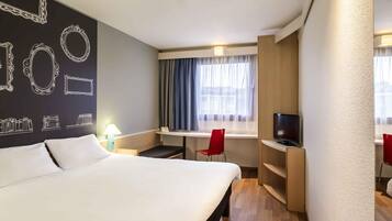 Kamar Premium, 1 Tempat Tidur King | Seprai premium, busa memori, brankas, dan meja kerja