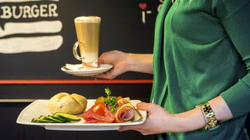 Sarapan prasmanan setiap hari (PLN 50 per orang)