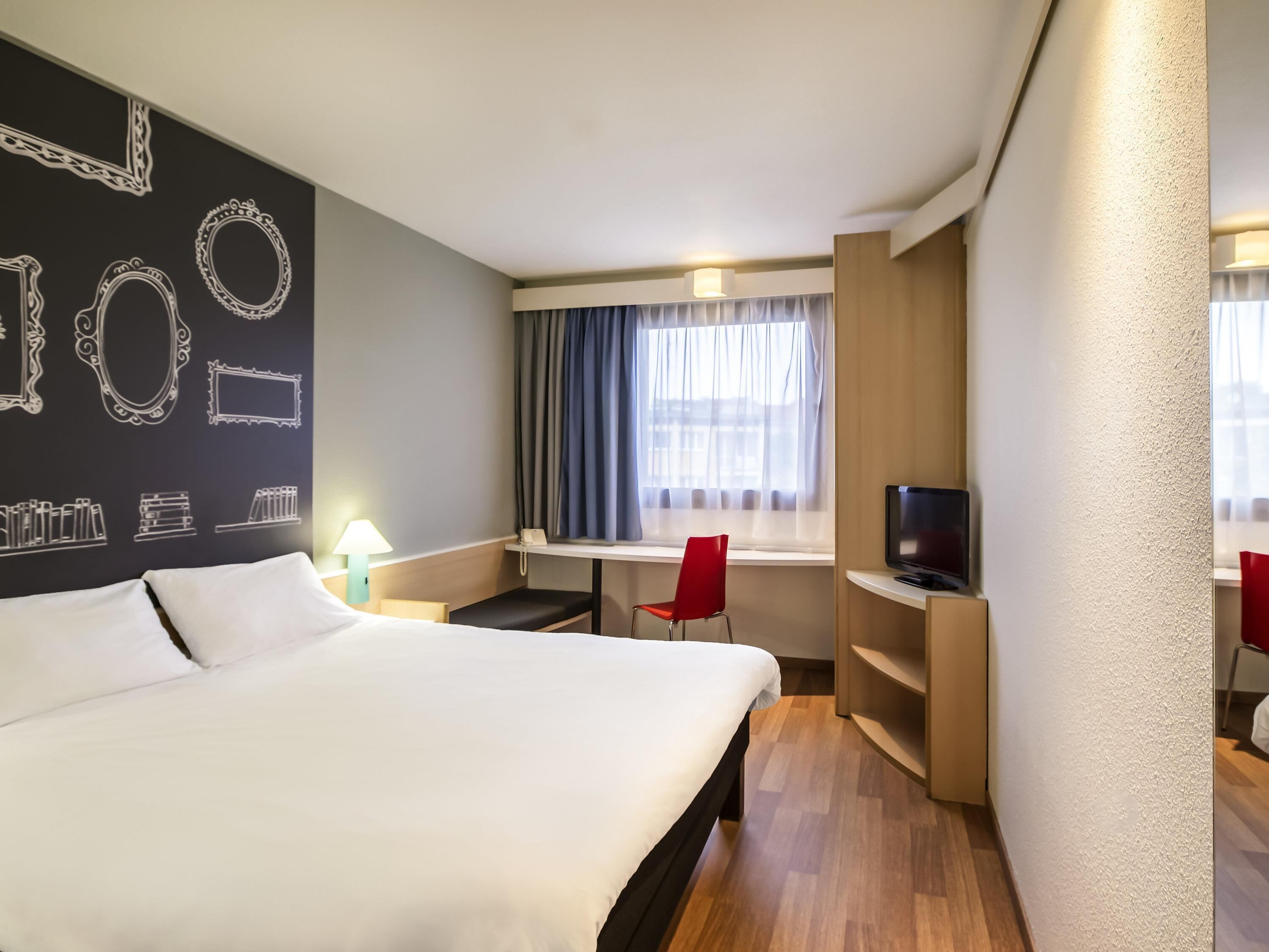 Standaard tweepersoonskamer (with extra bed) | Luxe beddengoed, bedden met traagschuimmatrassen, een kluis op de kamer