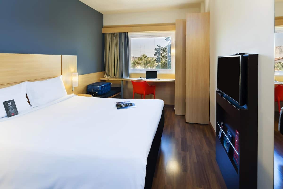 Apartament estàndard, 1 llit doble | Minibar, escriptori, wifi gratuïta i roba de llit