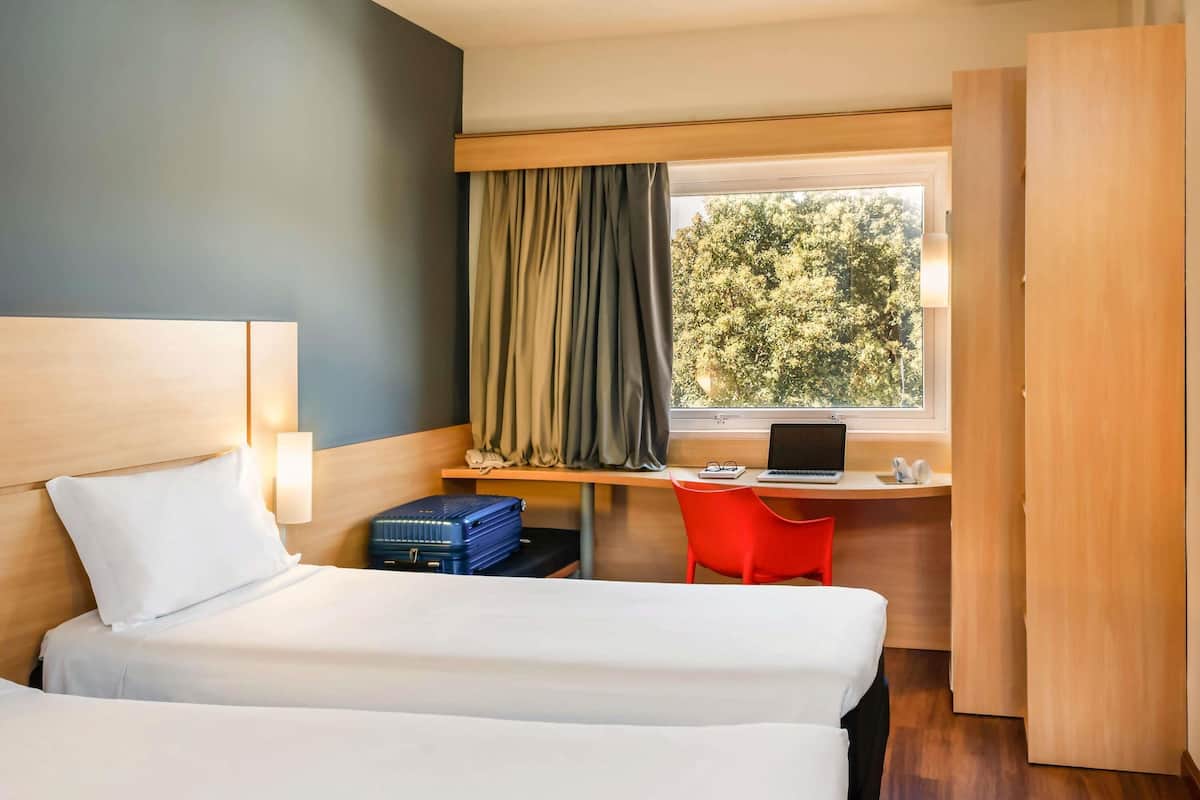 Minibar, desk, free WiFi, bed sheets