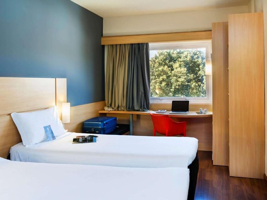 Appartamento Standard, 2 letti singoli | Minibar, una scrivania, Wi-Fi gratuito, lenzuola