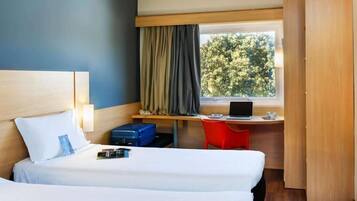 Apartamento standard, 2 camas de solteiro | Frigobar, escrivaninha, Wi-Fi de cortesia, roupa de cama