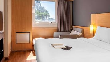 Quarto standard, 1 cama de casal e sofá-cama | Frigobar, escrivaninha, Wi-Fi de cortesia, roupa de cama