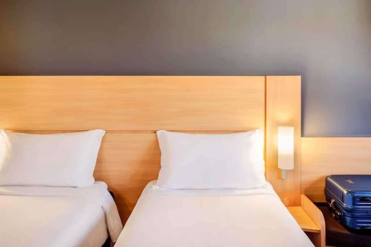 Standard Apartment, 2 Twin Beds | Minibar, desk, free WiFi, bed sheets
