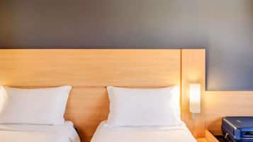 Apartamento standard, 2 camas de solteiro | Frigobar, escrivaninha, Wi-Fi de cortesia, roupa de cama
