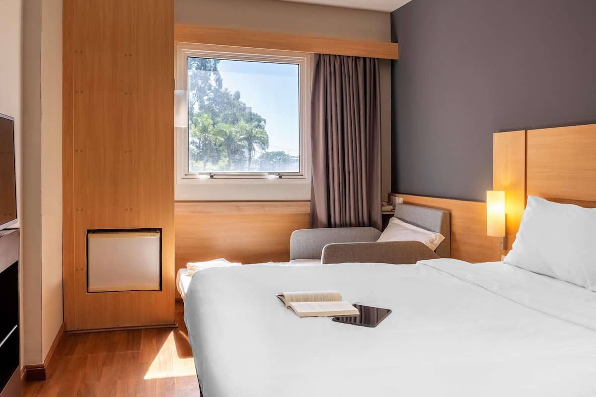 Standardrum - 1 dubbelsäng med bäddsoffa | Minibar, skrivbord, gratis wi-fi och sängkläder