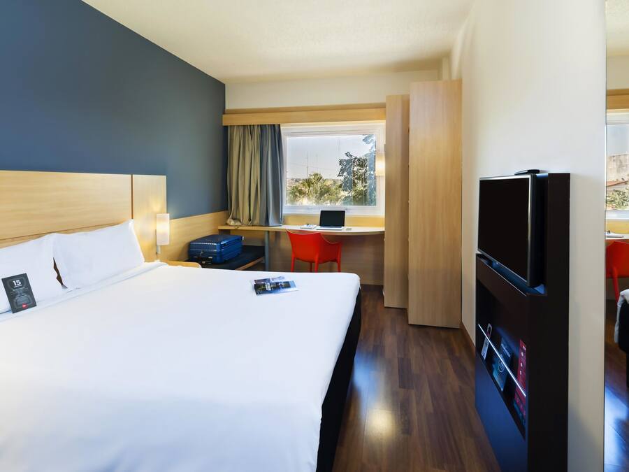 Standard Apartment, 1 Double Bed | Minibar, desk, free WiFi, bed sheets