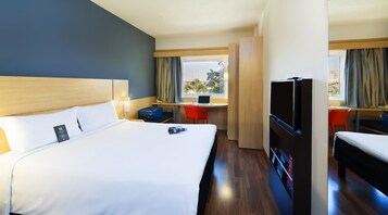 Minibar, escritorio, wifi gratis y ropa de cama 