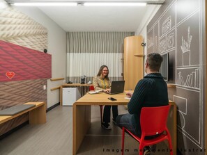 Minibar, escritorio, wifi gratis y ropa de cama 