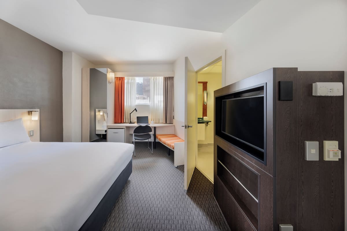 Standard Room, 1 Queen Bed (Accessible)