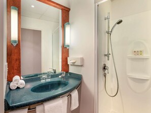Een douche, milieuvriendelijke toiletartikelen, een haardroger
