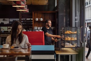 Breakfast, lunch, dinner served; Regional cuisine  - ibis Wellington (Wellington)