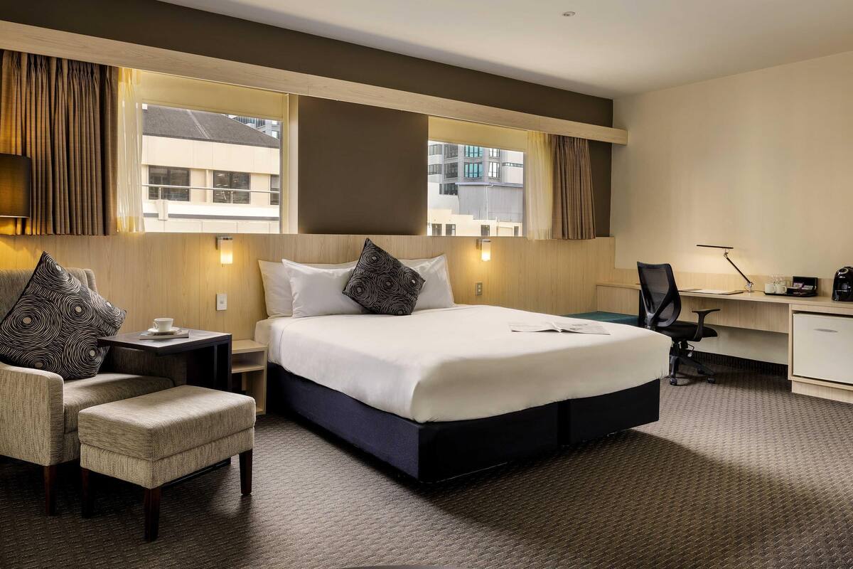 Business Room, 1 King Bed (Ibusiness) | Desk, iron/ironing board, cribs (free), rollaway beds (surcharge)