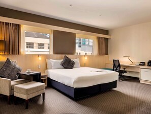 Business kamer, 1 kingsize bed (Ibusiness) | Een bureau, een strijkplank/strijkijzer, gratis babybedden, reisbedje